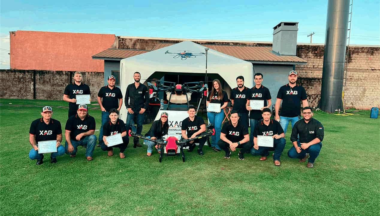 Pilotos en capacitación con dron XAG